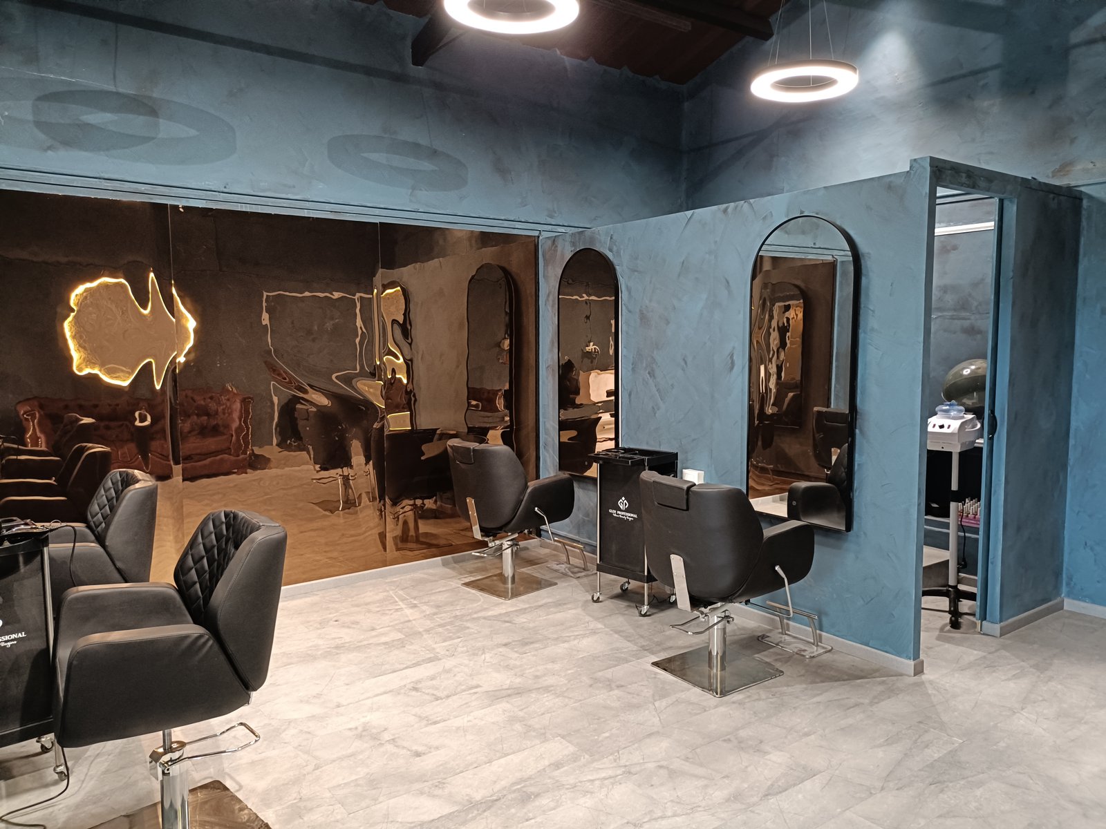 Luna Salon – Styling stations with bronze mirrors
