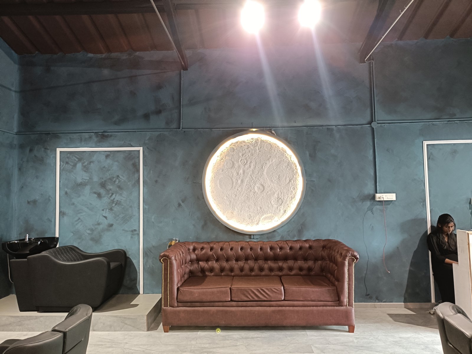 Luna Salon – Lounge with moon wall art
